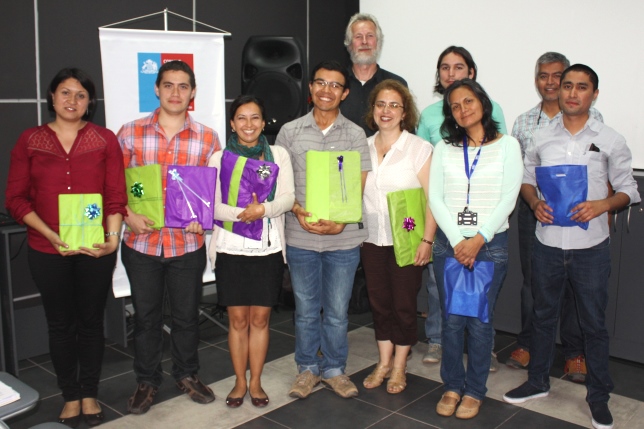 Dr. M Thiel y R. Araya junto con los ganadores de Difunde Ciencia