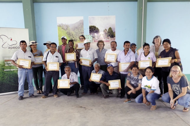 APECO entrega libros de educación ambiental a docentes de Amazonas